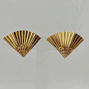 Vintage Clip-on Earrings Gold Tone Ribbed Fan 1.5" Filigree Decor